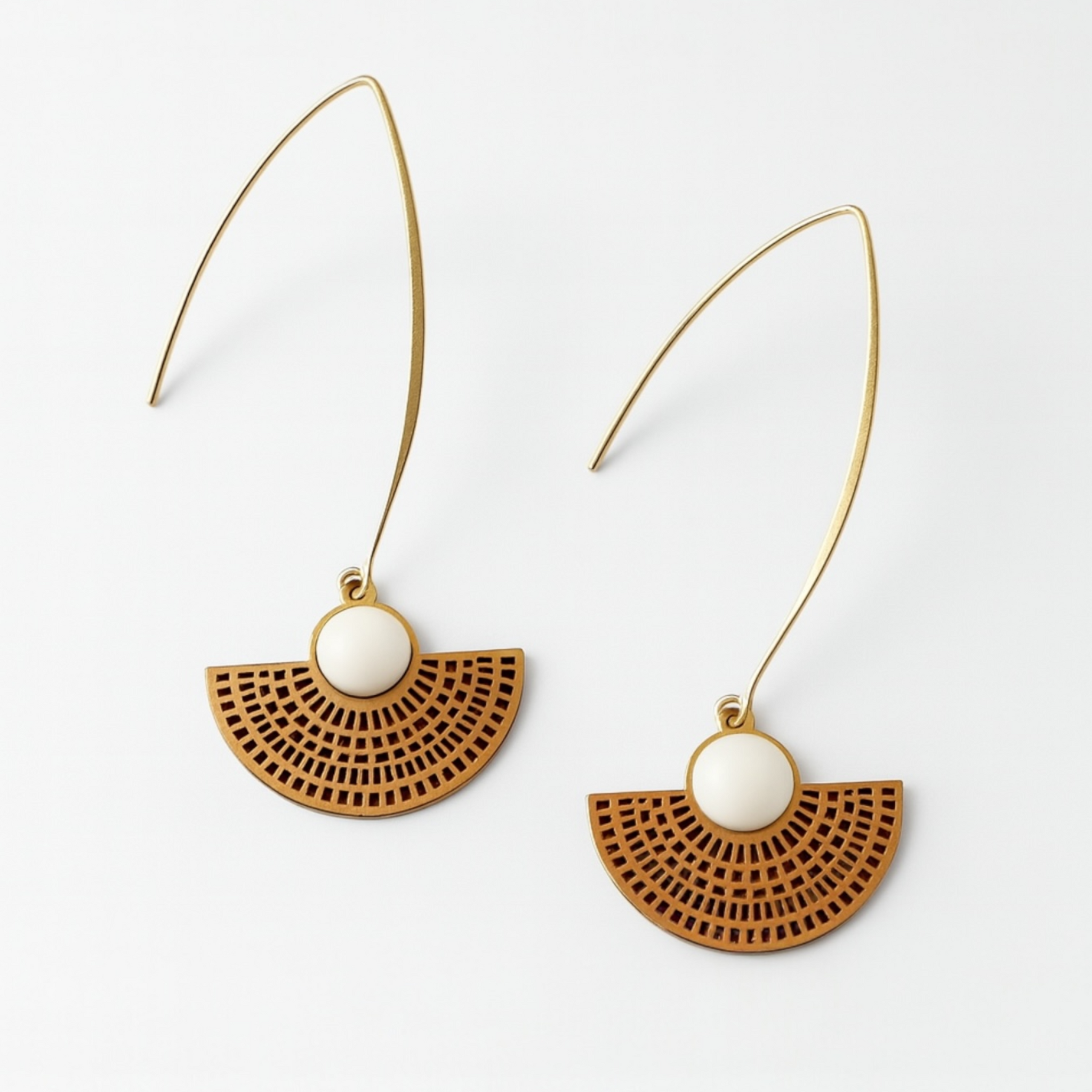 Boucles d’oreilles pendantes dorées Siam en acier inoxydable et nacre naturelle sur fond blanc