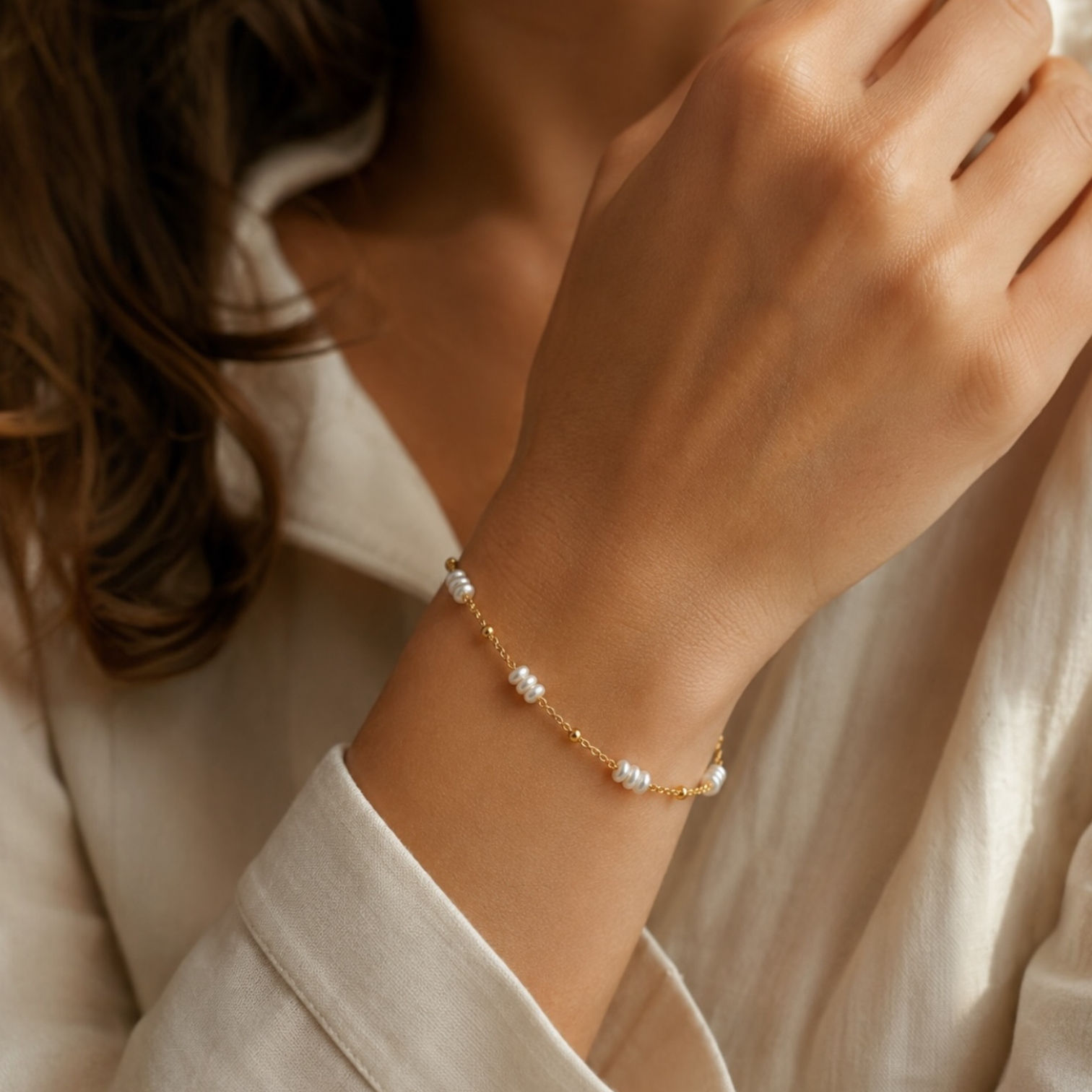 Bracelet perles de culture irrégulières acier inoxydable doré porté par une femme