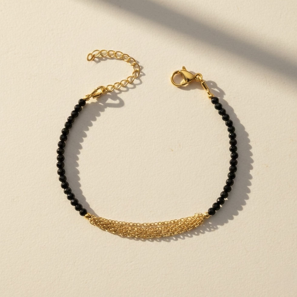 Miniature : Bracelet chaînes & perles en Spinelle noir et Acier inoxydable doré sur fond blanc