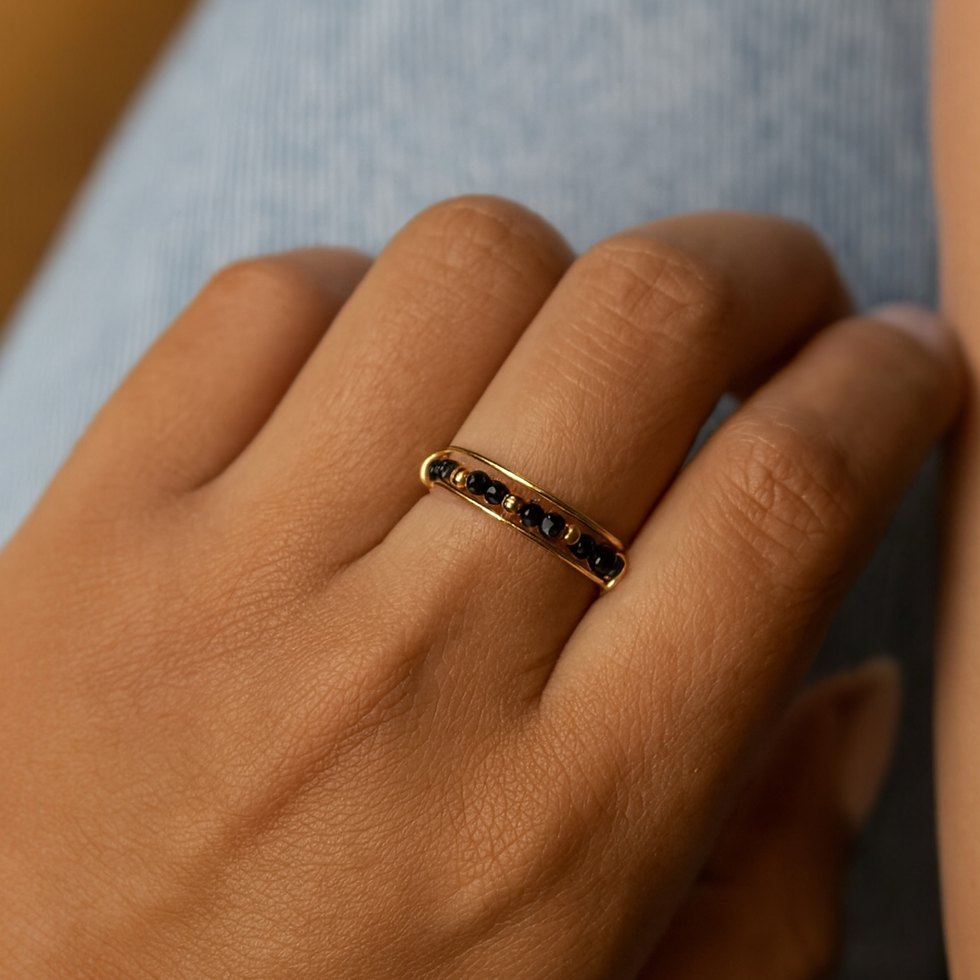 Miniature : Bague triple rang spinelle noire gold filled portée par une femme