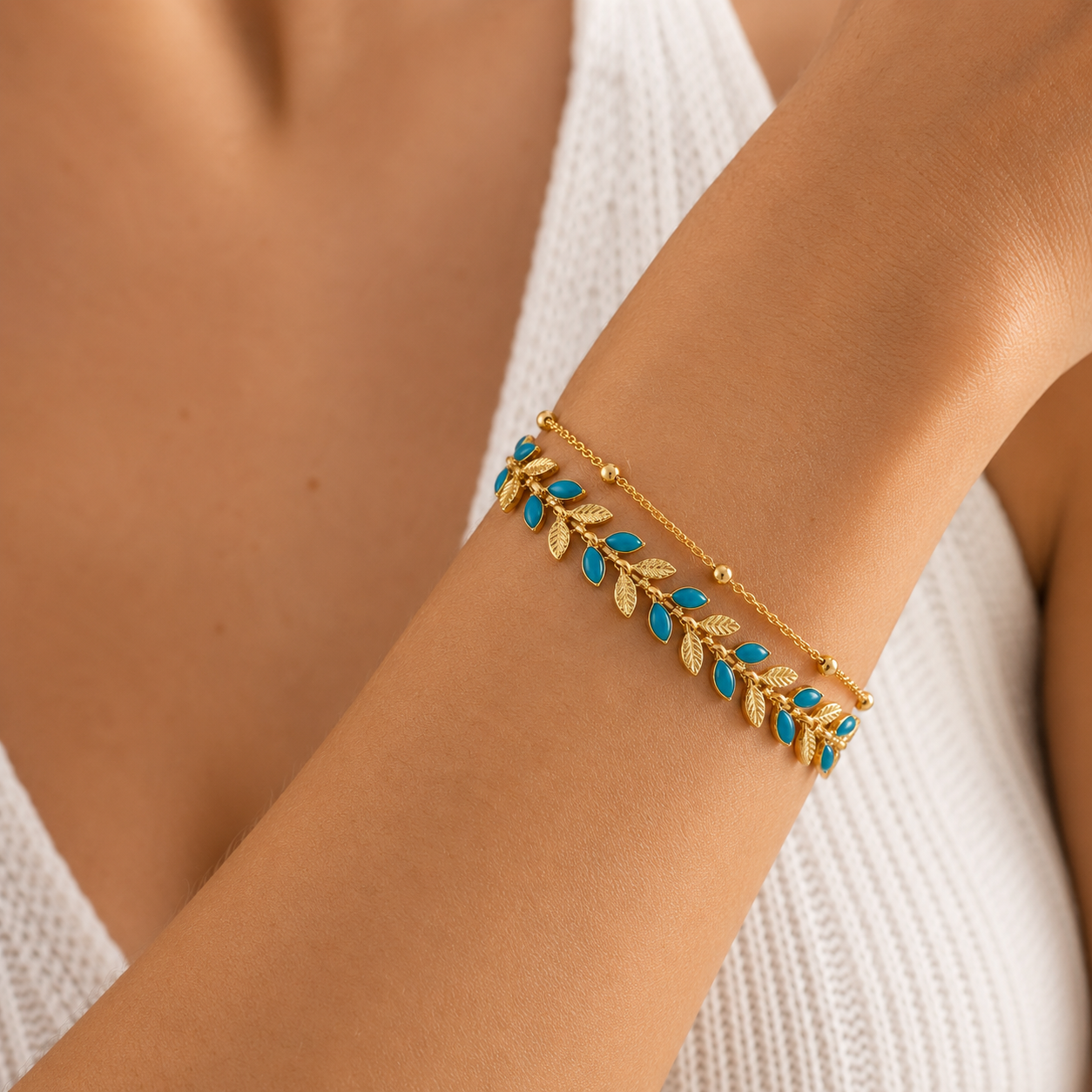 Bracelet double rang motif feuillage doré et bleu paon émaillé porté