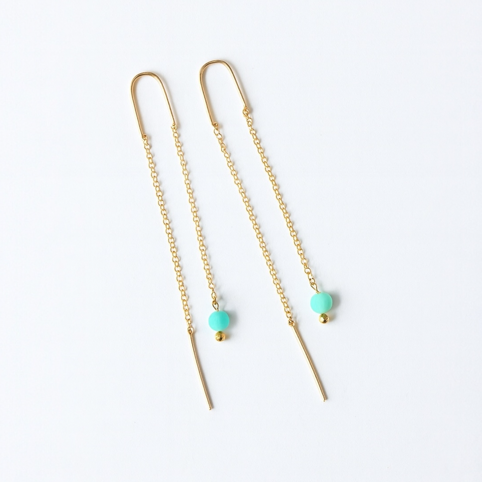Boucles pendantes dorées et Amazonite sur fond blanc