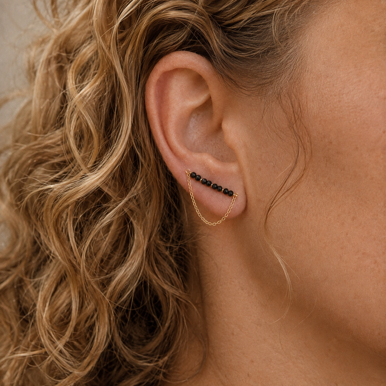 Boucles d’oreilles Ear Climber Spinelle Noir – Gold Filled portées