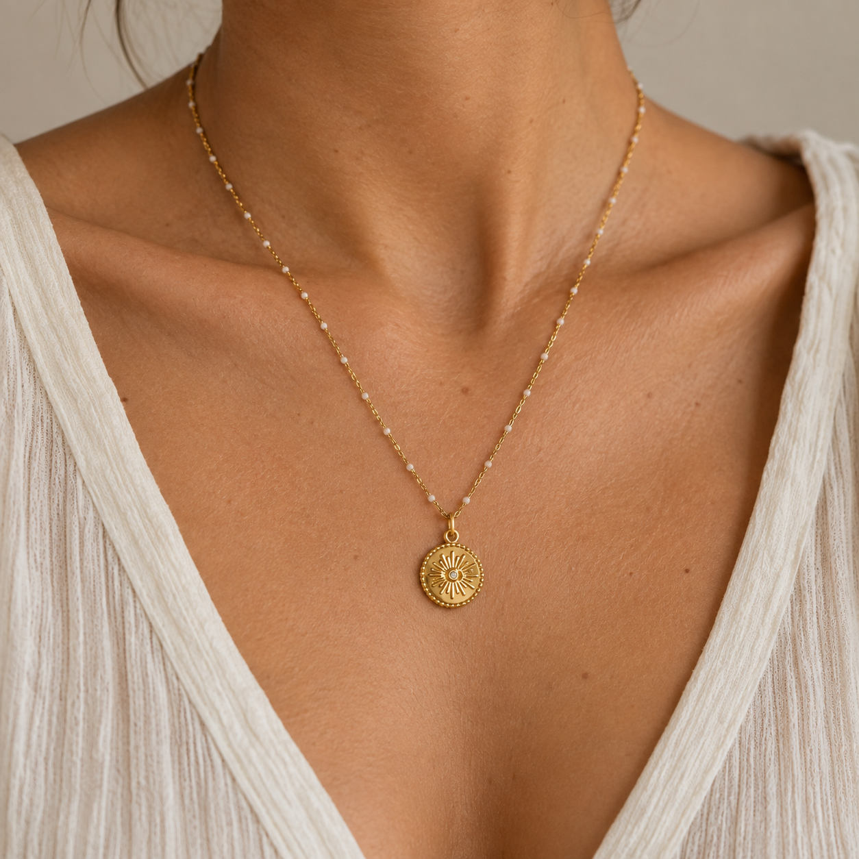 Collier acier inoxydable doré et résine blanche et médaillon "oeil "