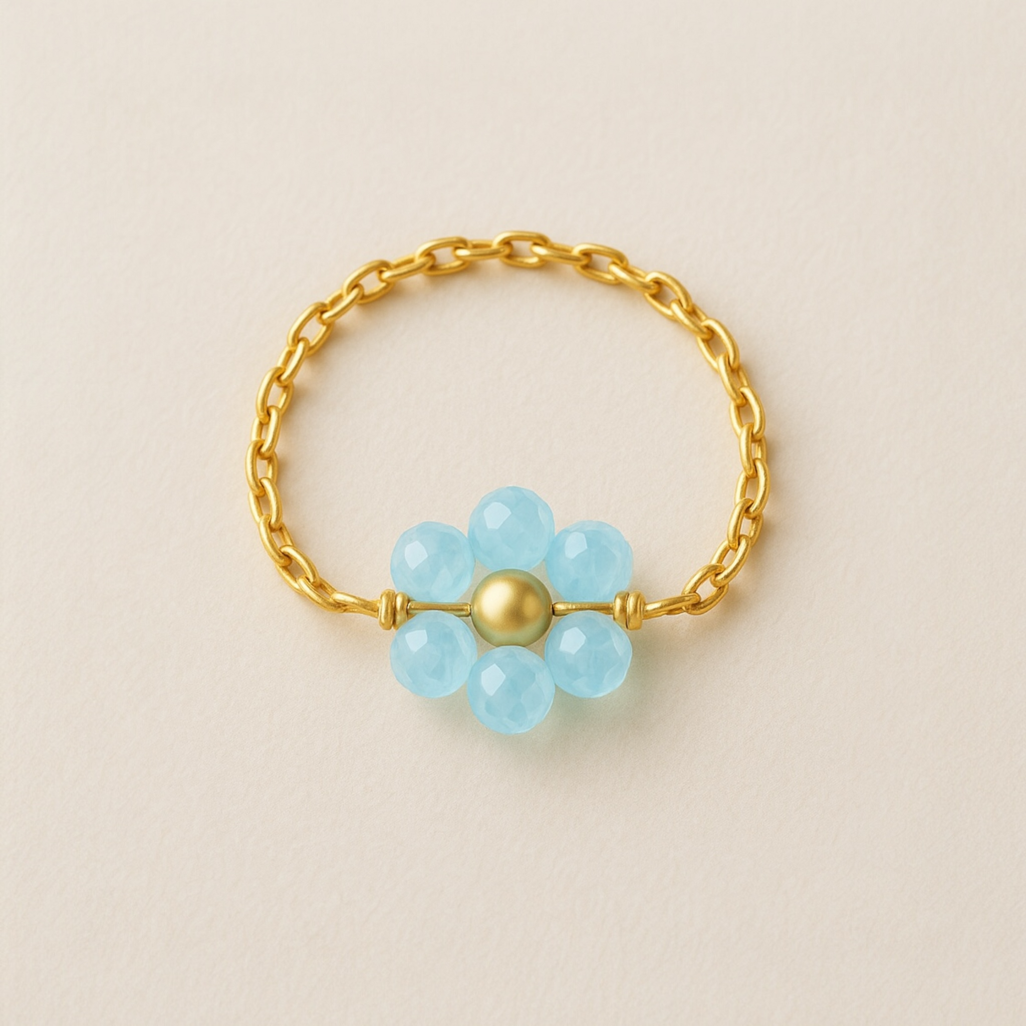 Bague chaînette fleur en aigue-marine en Acier inoxydable doré sur fond blanc