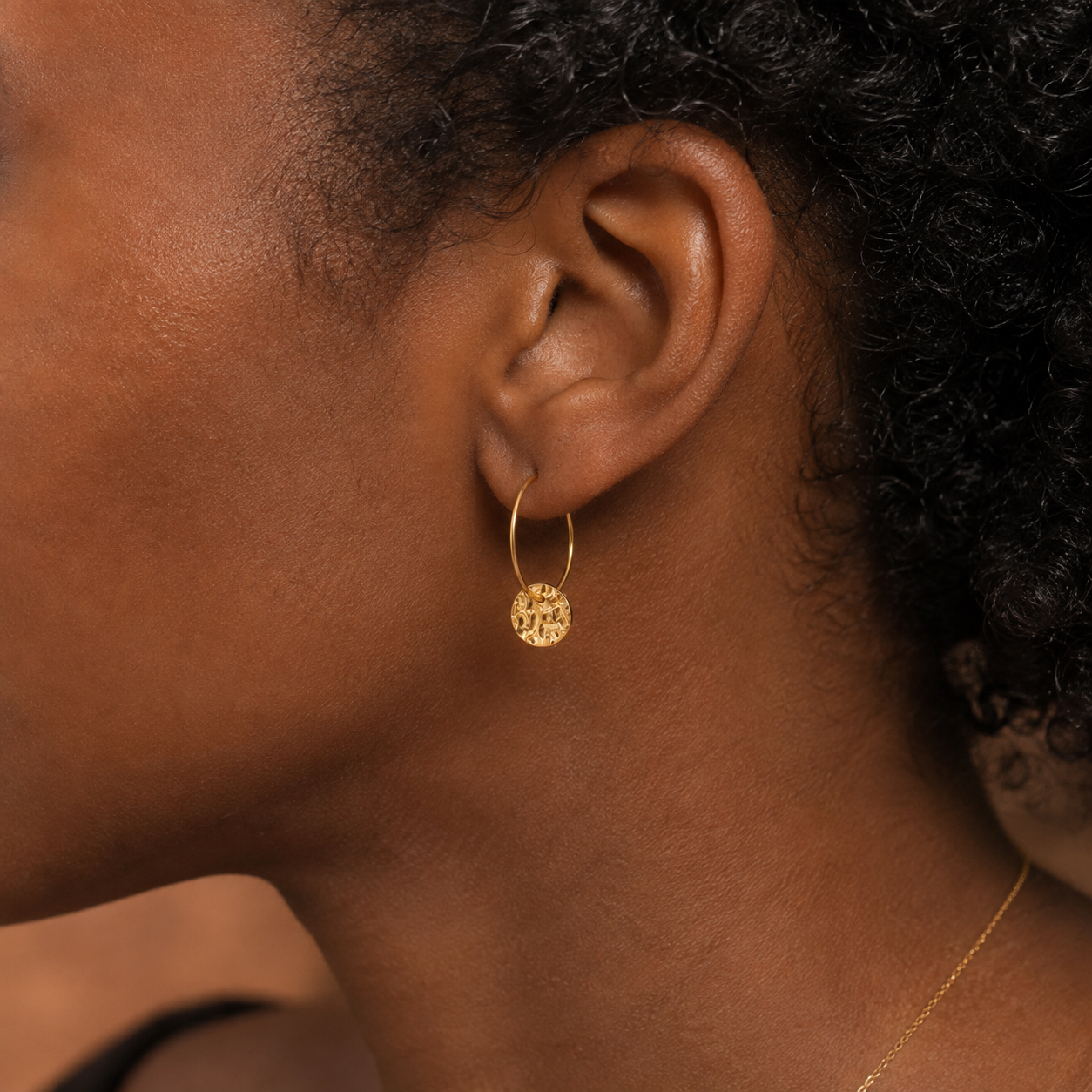 Boucles d’oreilles créoles Soléa - Acier inoxydable doré et médaillon martelé portées