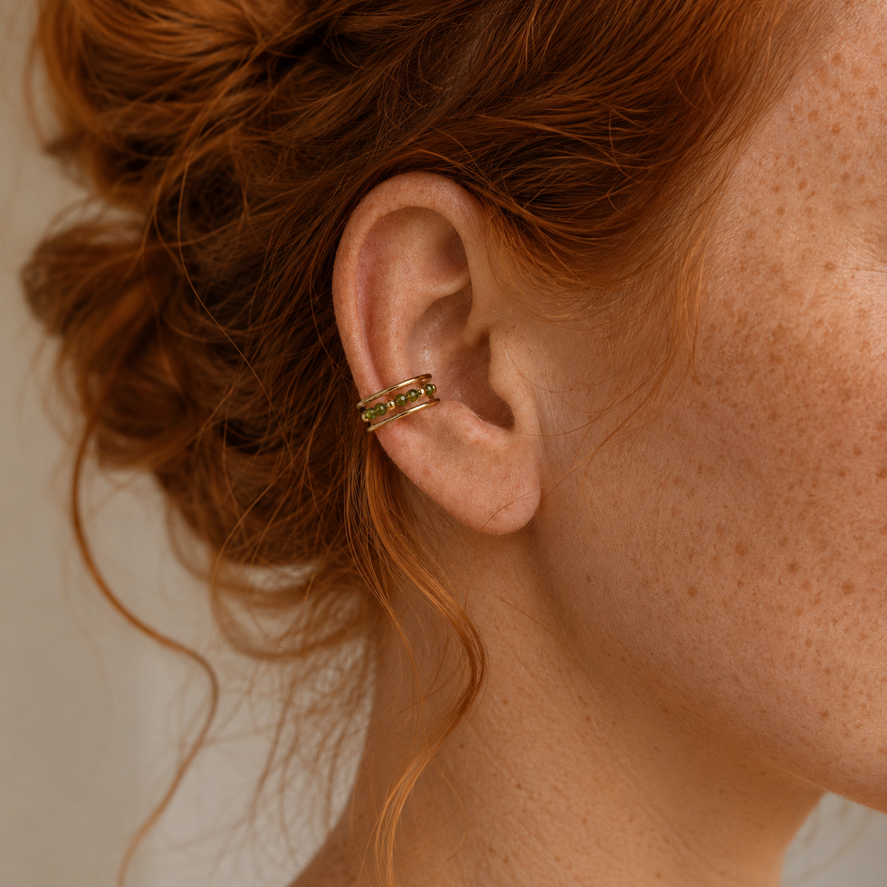Faux piercing conch en diopside vert Gold Filled porté