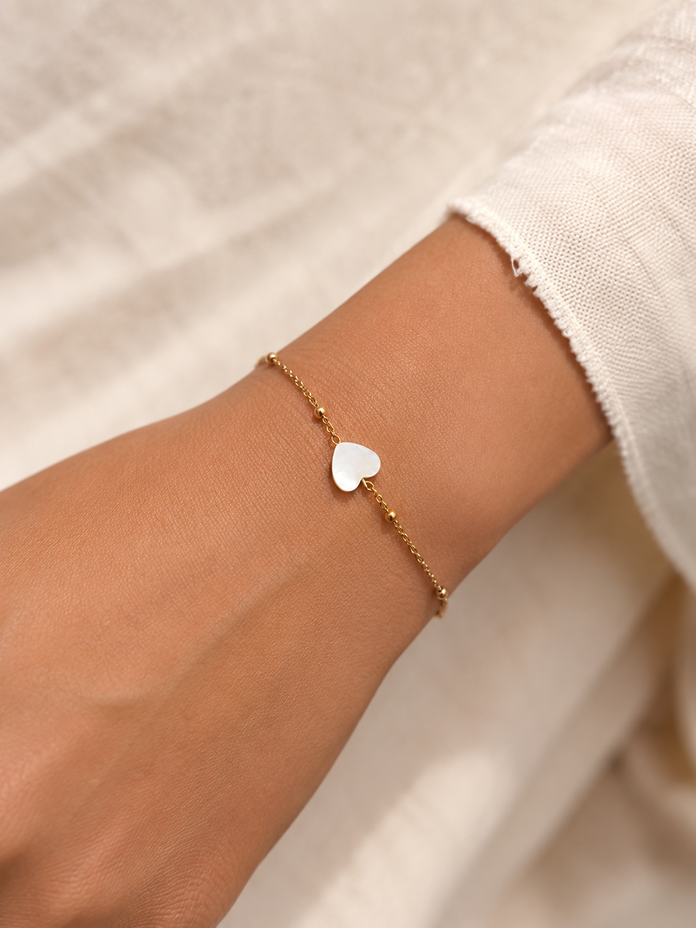 Bracelet Cœur Nacre & Acier Inoxydable Doré porté