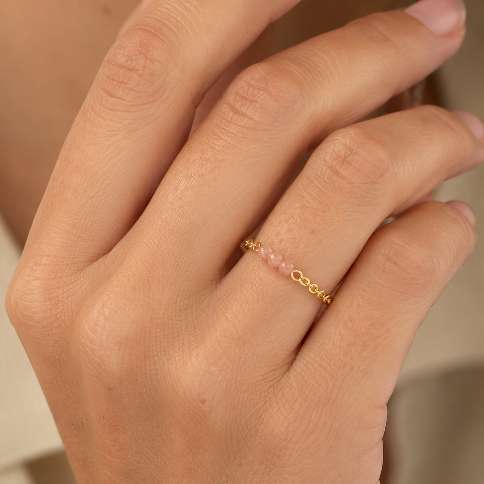 Bague chaînette Tara - pierre de soleil - acier inoxydable doré portée