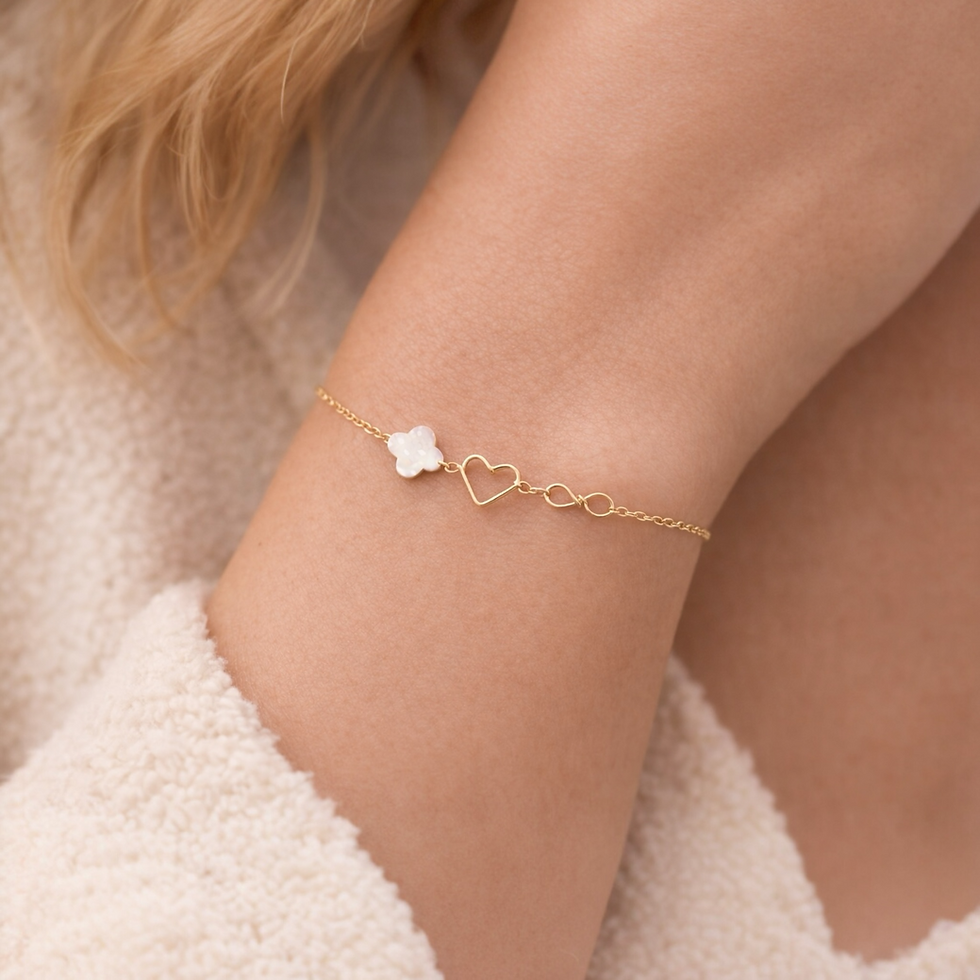 Bracelet asymétrique cœur, infini & trèfle en nacre – acier inoxydable doré & gold filled porté