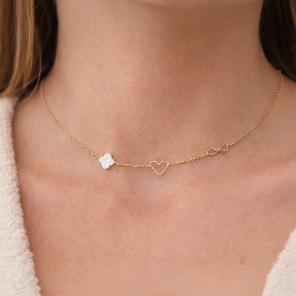 Miniature : Collier asymétrique cœur, infini & trèfle en nacre porté