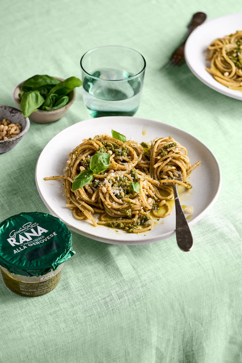 Sugo al pesto accanto a piatto Pasta al Pesto1067.jpg