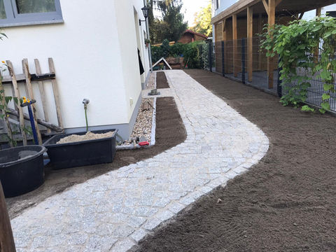 Gepflasterter Gartenweg