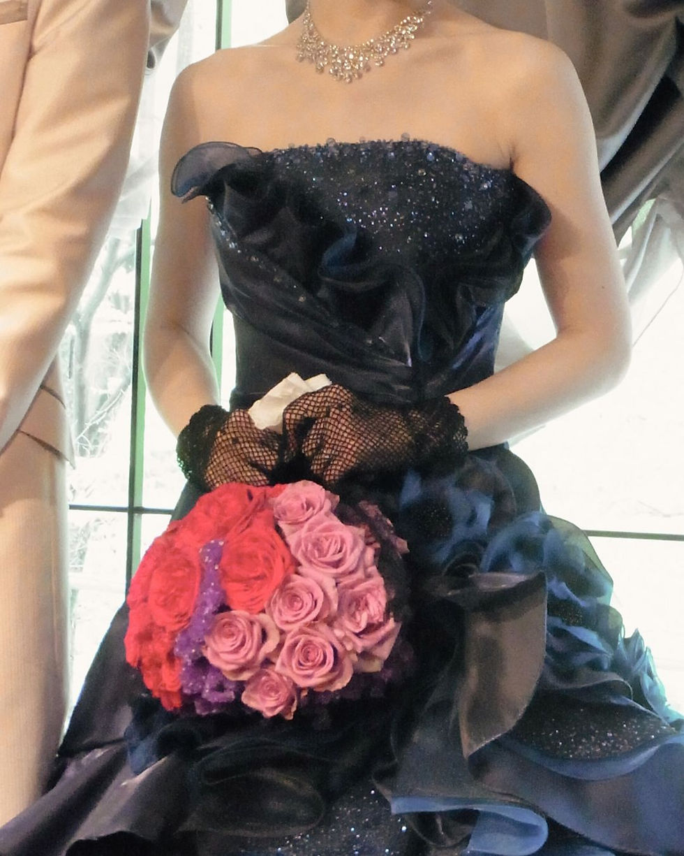 青いドレスの女性、バラの花束を持ち、Wedding　ウエディング、東京　花屋　ウエディング