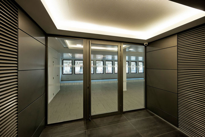 BIFUR Architecture - Le 36 Marbeuf, Paris - Décoration du palier ascenseur avec panneaux VM Zinc