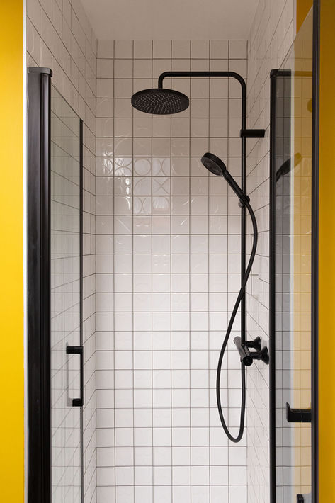 Projet Thermes - BIFUR Architecture - Salle d'eau rénovée dans des tonalités pop et contrastées. vue sur la douche.