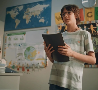 How Body Language Helps Shy Kids Become Confident Public Speakers