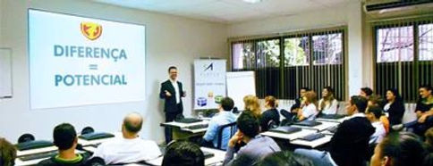 JPG ELITAN PALESTRANDO EM EMPRESA.jpg