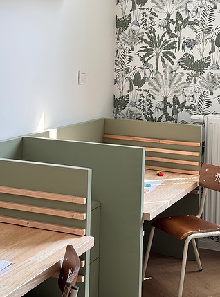 Aménagement d'une chambre d'enfant à Laeken avec lits superposés et bureau intégrés