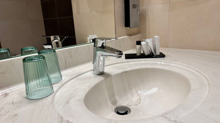 Evier dans salle de bain spacieuse à l'hôtel Melba