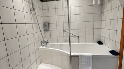 Salle de bain privative avec douche et baignoire
