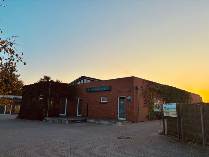Praxisgebäude des Tiergesundheitszentrum Oerzen von hinten im Sunrise beleuchtet