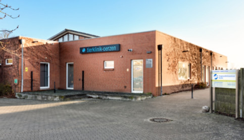 Außenaufnahme eines langen Backsteingebäudes