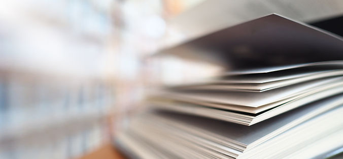 Nahaufnahme eines aufgeschlagenen Buches oder Magazins
