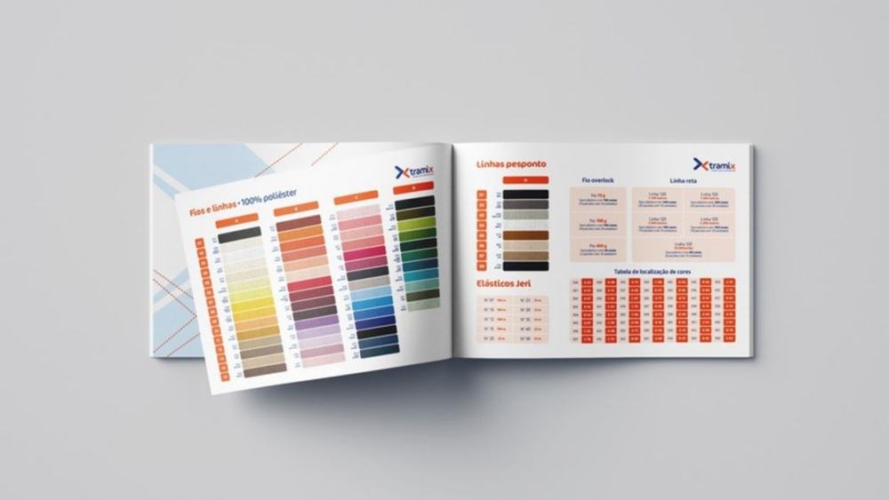 Catálogo aberto com a tabela de cores