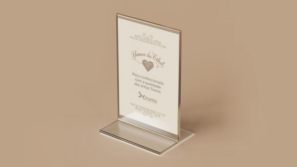 Placa “feito com linhas Tramix”
