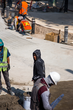 007_NINO EN CONSTRUCCION