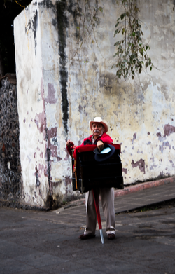 019_HOMBRE PIDIENDO PLATA