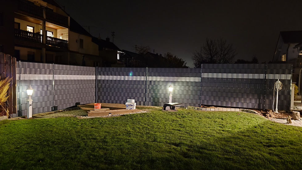 Stabiler Doppelstabmattenzaun als moderner Sichtschutz und Gartenzaun montiert in Völklingen.
