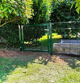 Maschendrahtzaun und Doppelstabmattenzaun Tor montiert durch Mein Zaunbau Montageservice in Mainz