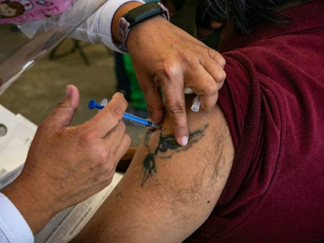 DETIENEN A DOS JOVES POR FINGIR SER ADULTOS MAYORES Y RECIBIR VACUNA CONTRA COVID 