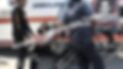 Cae hombre de puente peatonal
