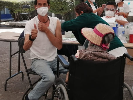 PERNOCTARON Y MADRUGARON PERSONAS DE LA TERCERA EDAD RECIBIR VACUNA CONTRA COVID-19 EN LA CAPITAL