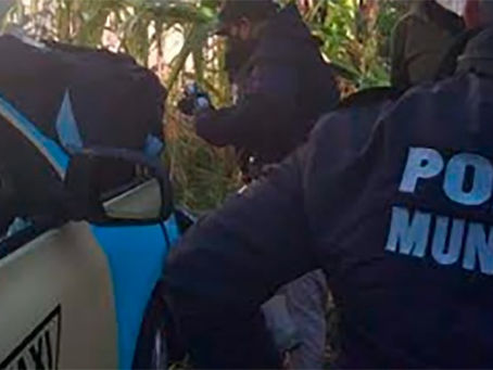 CAE TAXISTA A BARRANCA DESPUÉS DE CHOCAR DE FRENTE CON OTRO AUTO EN XIUTETELCO PUEBLA