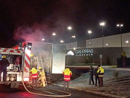 CUERPO DE BOMBEROS EXTINGUE INCENDIO FRENTE A GALERIAS.