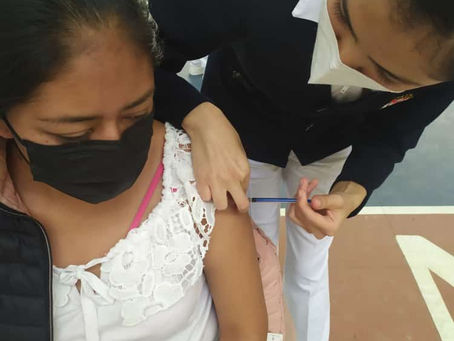 APLICAN VACUNA ANTICOVID EN ZACUALPAN PARA PERSONAS DE 18 A 29 AÑOS