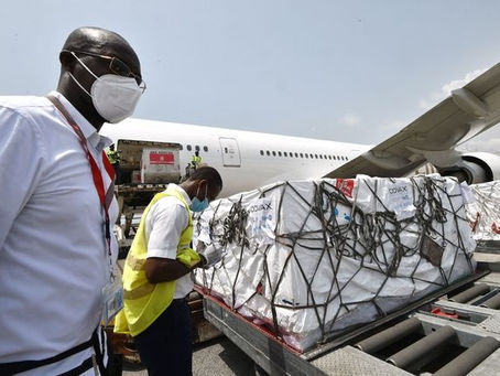 RECIBE PRESIDENTE DE GHANA VACUNA GRATUITA DE COVAX