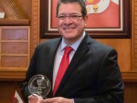 MARCO MENA RECIBE PREMIO AL MÉRITO PROFESIONAL 2020 DE LA UNIVERSIDAD DE CHICAGO