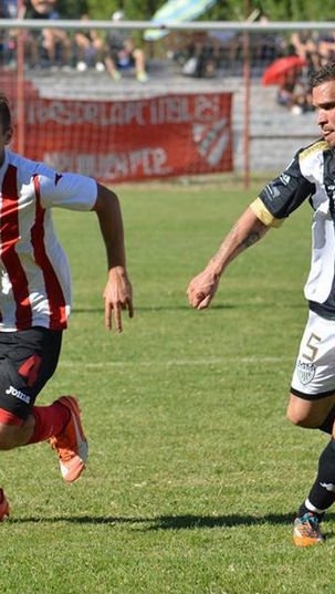 EL ROJO Y CIPO SE MIDEN EN LA CHACRA.