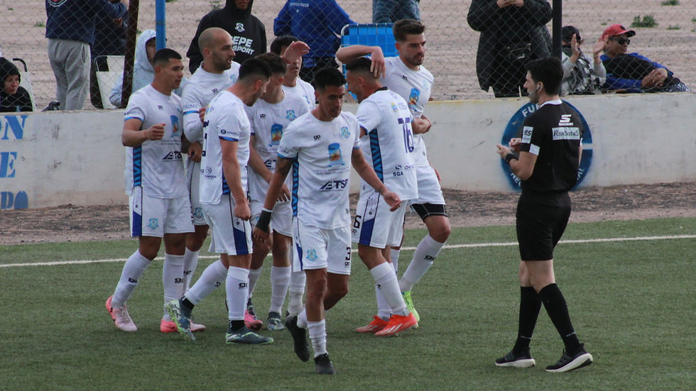 Villalba puso el pecho y marco el 2-1 foto Pablo Chagumil