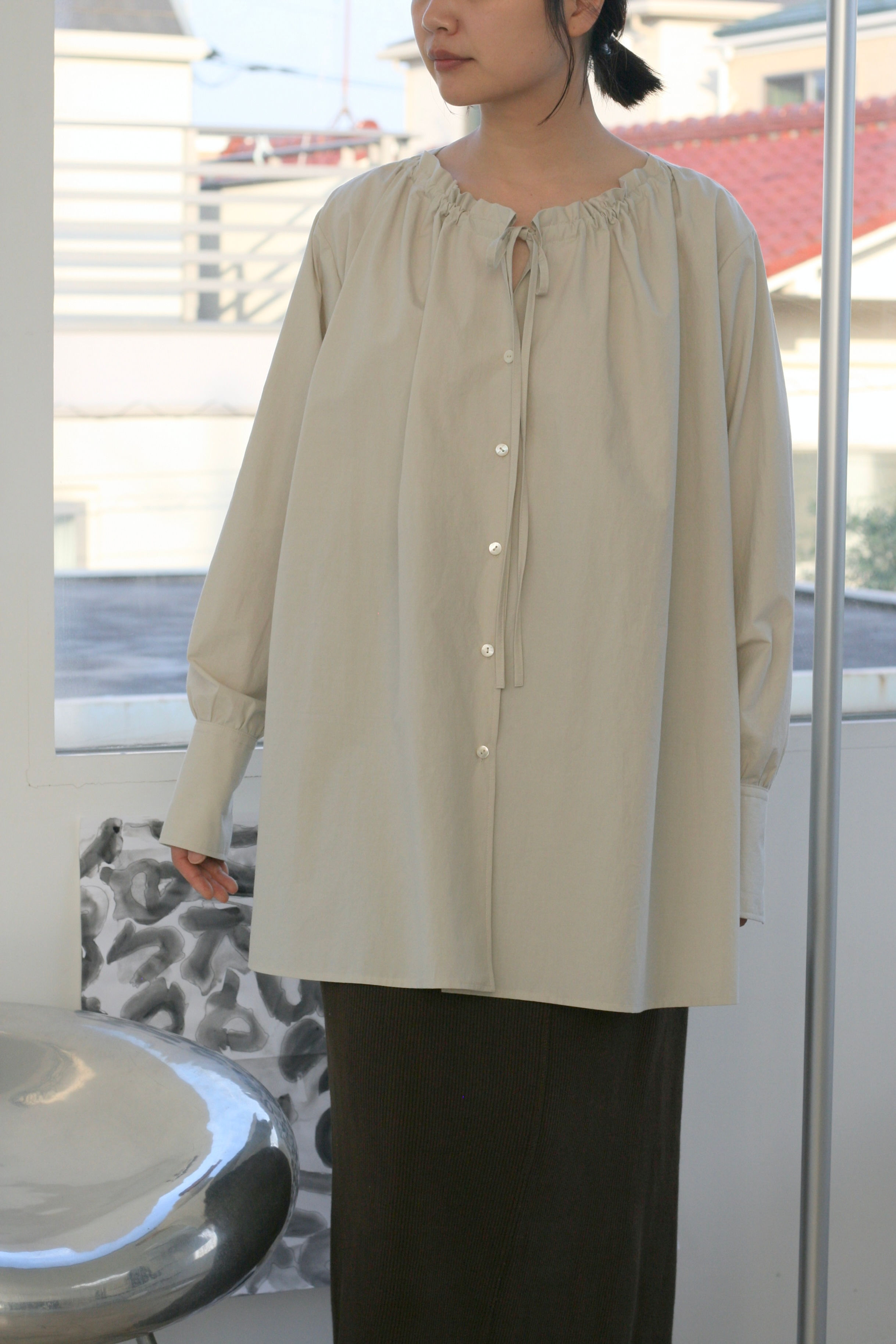 【26FW予約商品】omi-zarashi typewriter drawstring blouse
