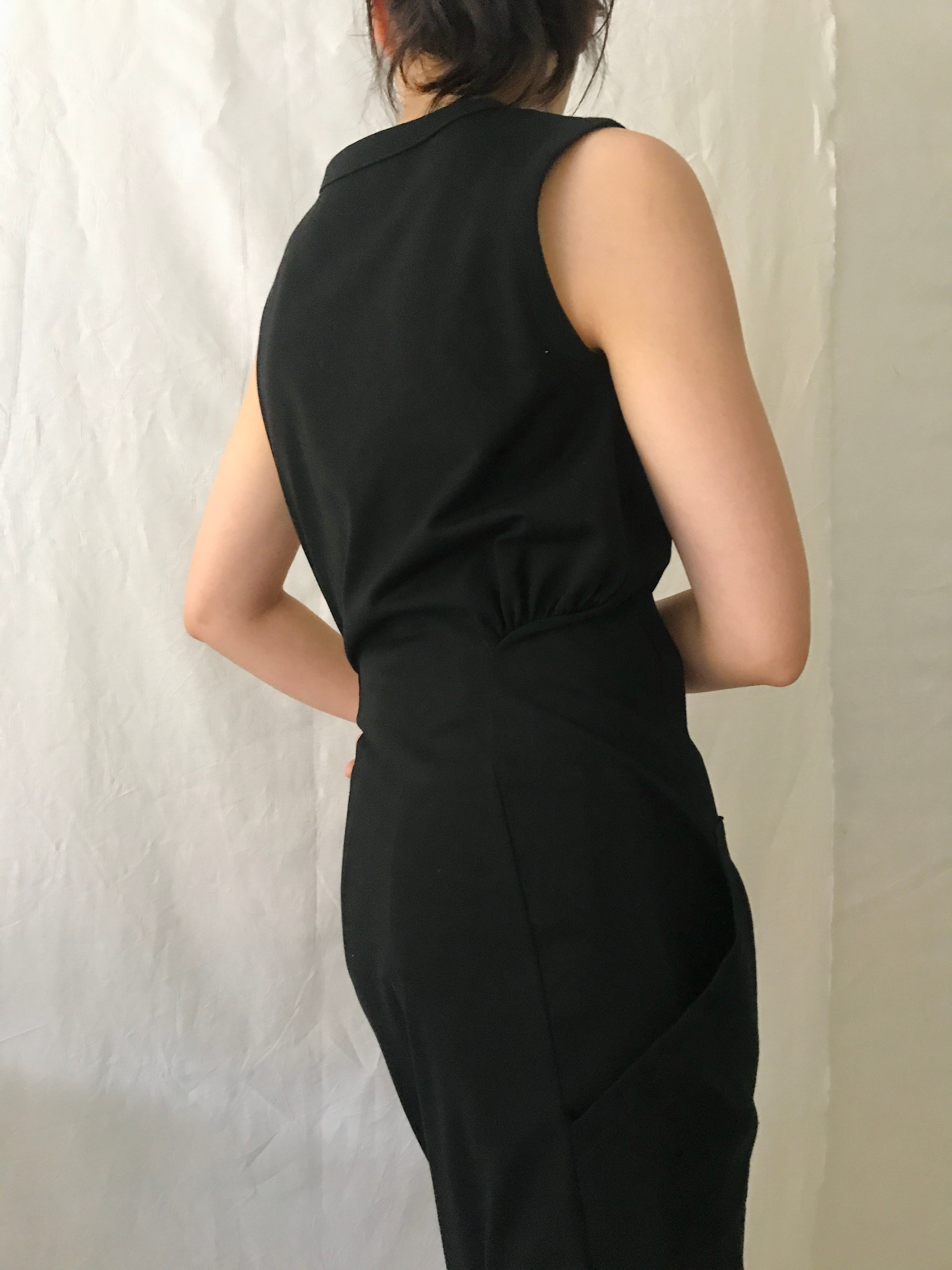 sleeveless cut sewn dress