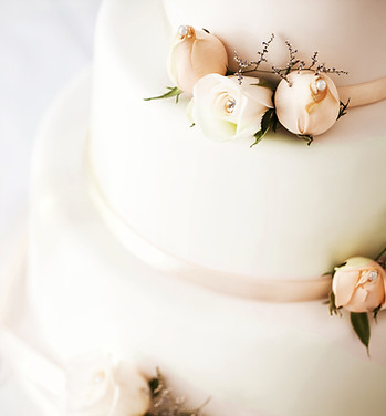 Hochzeitstorte und Champagner Flöten auf Tabelle