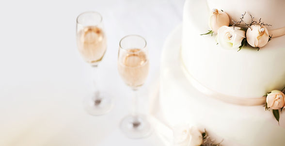 Bruidstaart en champagne fluiten op tafel