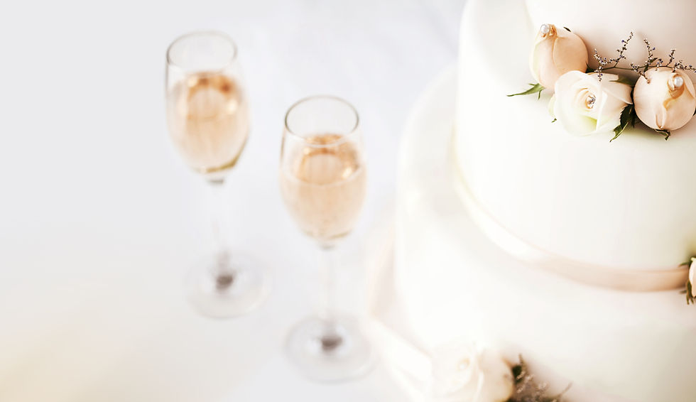 Gâteau de mariage et Flûtes à champagne