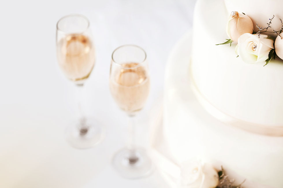 Gâteau de mariage et Flûtes à champagne
